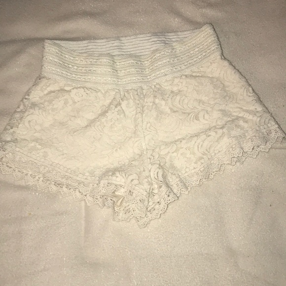 Ambiance cream/offwhite lace shorts size medium - Picture 3 of 4